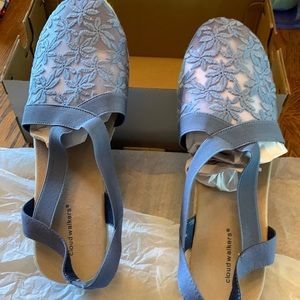 Womens size 13W shoes new in box-Chambray color.